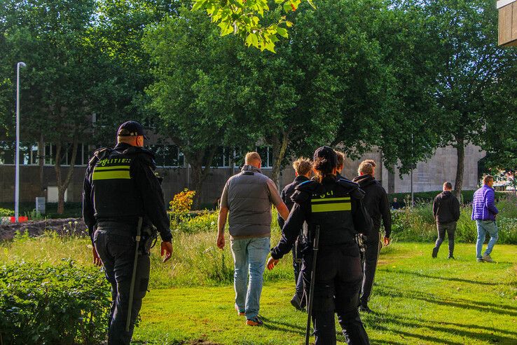 In beeld: Wilders steunt azc-tegenstanders in Zwolle, tegendemonstranten: ‘In Zwolle is geen plek voor haat’