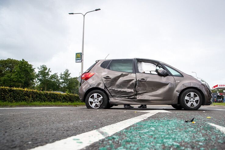 Auto’s botsen op drukke Zwolse kruising, gewonde met spoed naar ziekenhuis