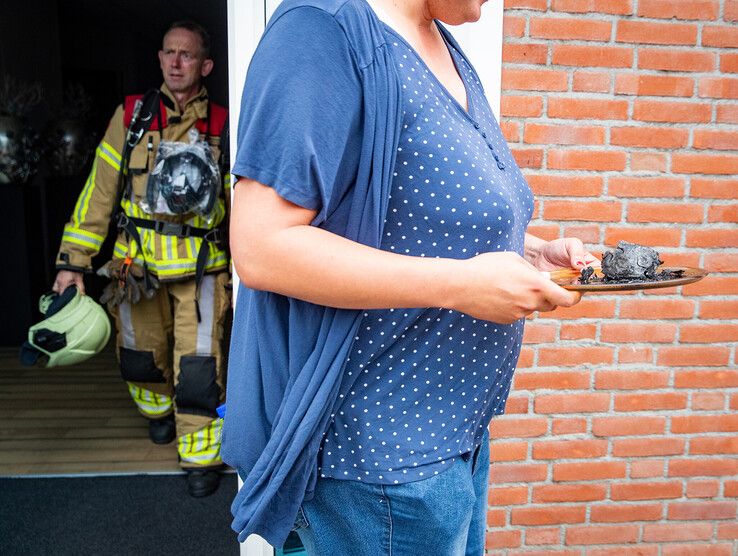 Het verbrande broodje bapao op een bordje.