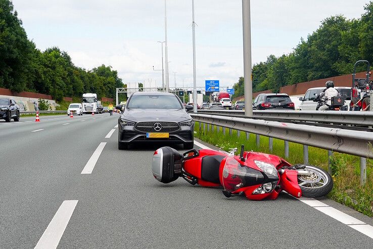 Motorrijder (58) gewond bij ernstig ongeval op A28 in Zwolle, politie zoekt getuigen