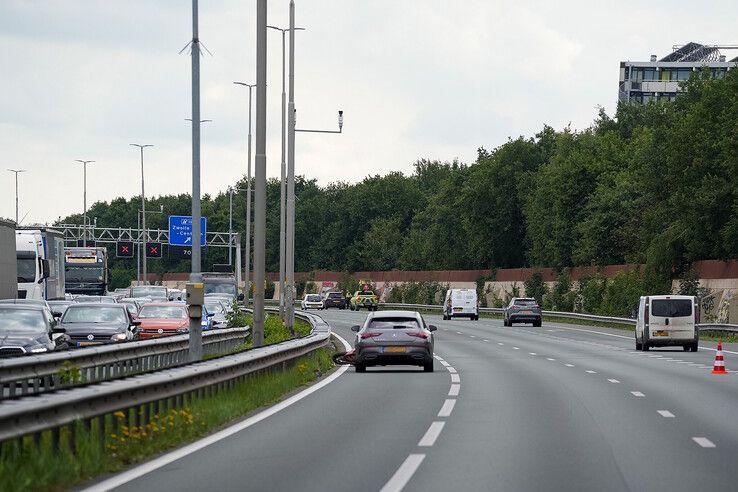 Motorrijder (58) gewond bij ernstig ongeval op A28 in Zwolle, politie zoekt getuigen