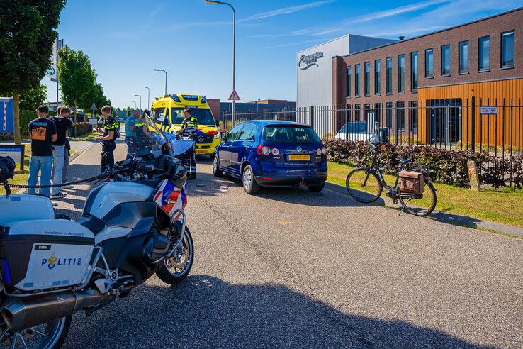 Ambulance en politie bij de aanrijding op de kruising in Kampen.