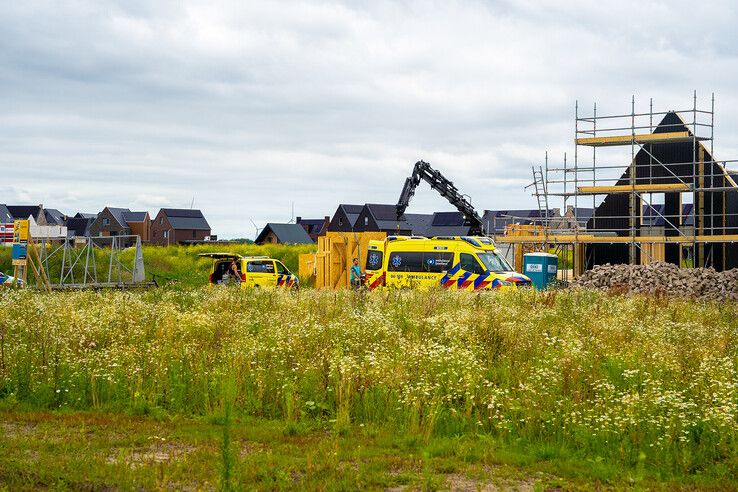 Traumahelikopter uit Amsterdam landt in Reeve na ongeluk bij woning in aanbouw