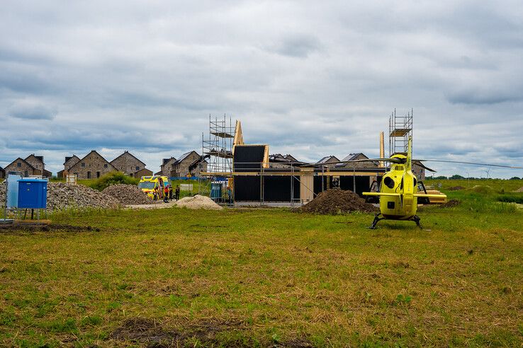Traumahelikopter uit Amsterdam landt in Reeve na ongeluk bij woning in aanbouw
