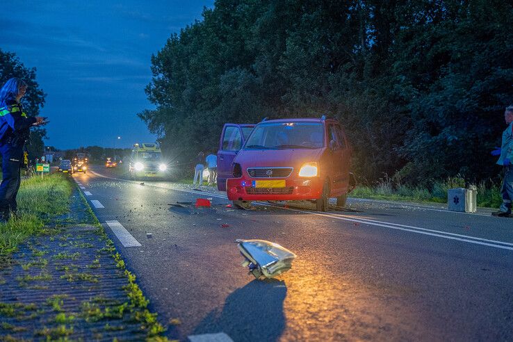 Drie auto's botsten op elkaar op de Frieseweg in Kampen.