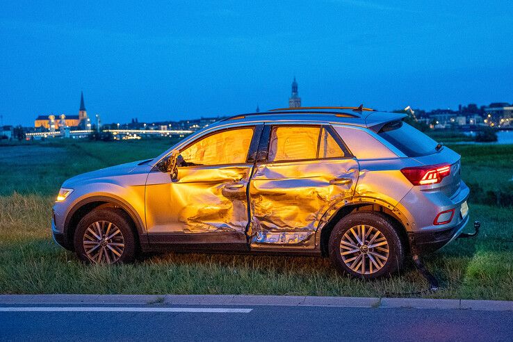 Drie auto’s botsen op Frieseweg in Kampen, flinke schade maar geen gewonden
