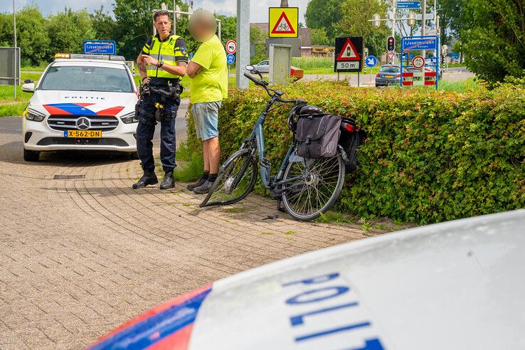 Fietser gewond na botsing met auto in IJsselmuiden