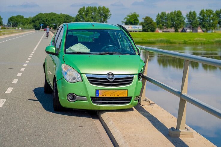 Auto botst tegen reling na inhaalactie op Nieuwendijkbrug bij Kampen