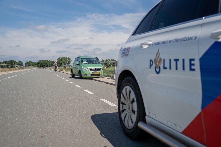 Auto botst tegen reling na inhaalactie op Nieuwendijkbrug bij Kampen