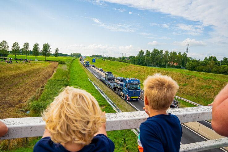 In beeld: Jubilerend Broshuis uit Kampen trekt met 140 combinaties naar Truckstar Festival