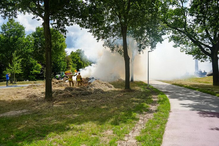 Brand in gemaaid gras zorgt voor veel rook en afsluiting Hessenweg in Zwolle
