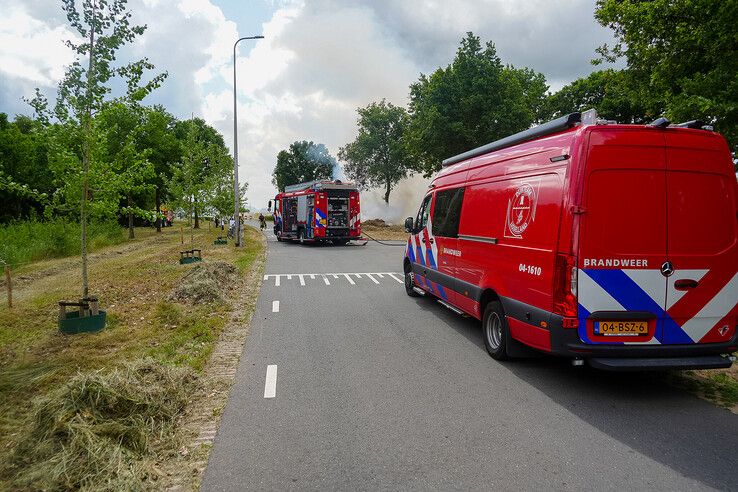Brand in gemaaid gras zorgt voor veel rook en afsluiting Hessenweg in Zwolle