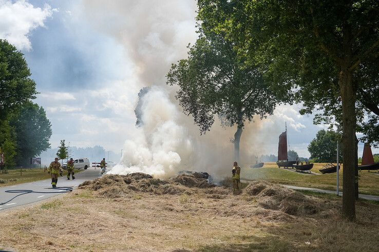 Brand in gemaaid gras zorgt voor veel rook en afsluiting Hessenweg in Zwolle