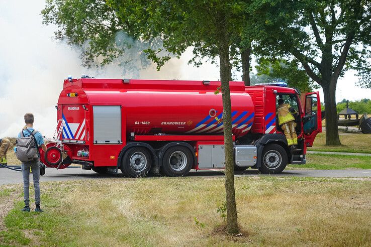 Brand in gemaaid gras zorgt voor veel rook en afsluiting Hessenweg in Zwolle