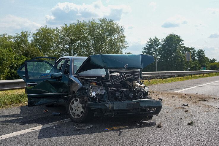 Lange file op A28 bij Zwolle door ongeval met meerdere auto’s