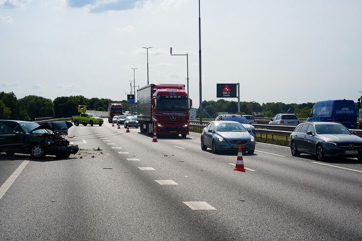 Lange file op A28 bij Zwolle door ongeval met meerdere auto’s