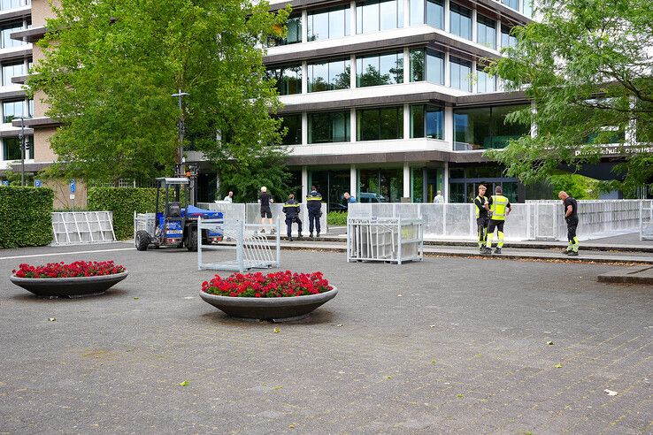 Bij het provinciehuis worden afzettingen geplaatst.