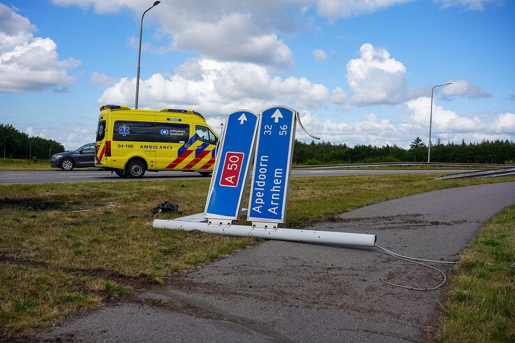 Taxibus ramt verkeerspaal na aanrijding in Hattem, vrouw gewond naar ziekenhuis