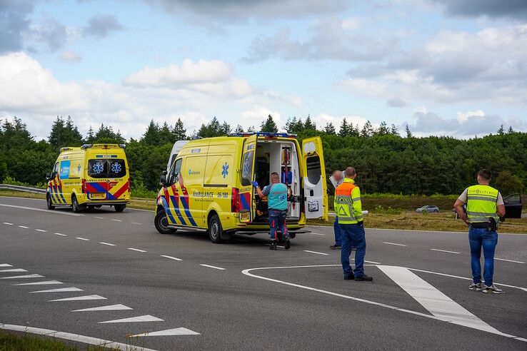 Taxibus ramt verkeerspaal na aanrijding in Hattem, vrouw gewond naar ziekenhuis