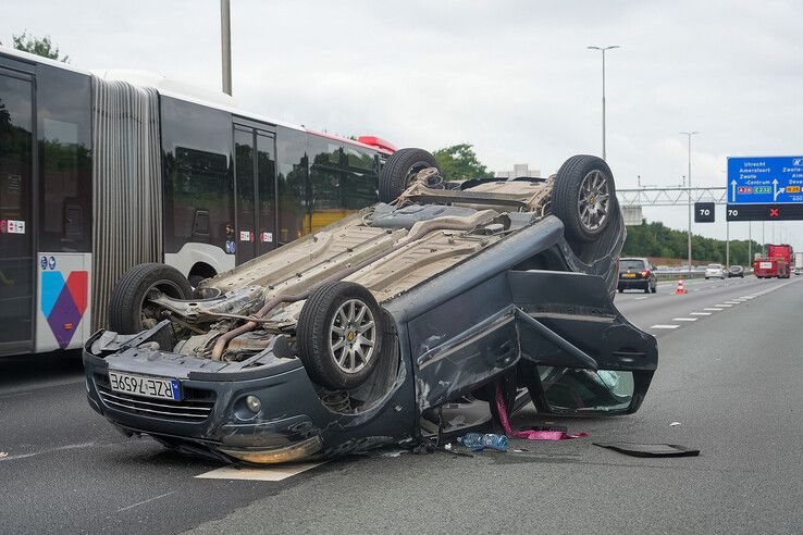 De auto sloeg over de kop na een botsing met een vrachtwagen.