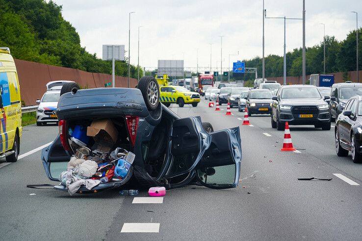 Auto over de kop na botsing met vrachtwagen op A28 bij Zwolle: file van 10 kilometer
