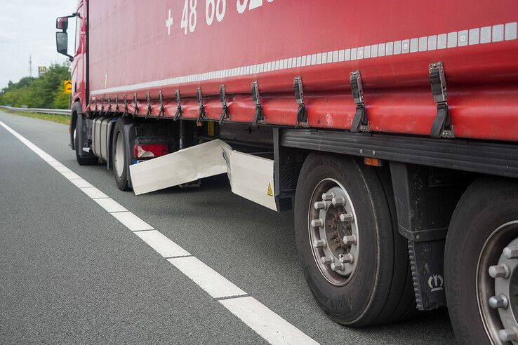 Auto over de kop na botsing met vrachtwagen op A28 bij Zwolle: file van 10 kilometer