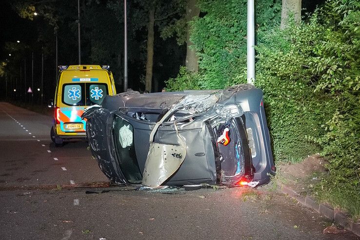 De over de kop geslagen auto op de Zwartewaterallee.