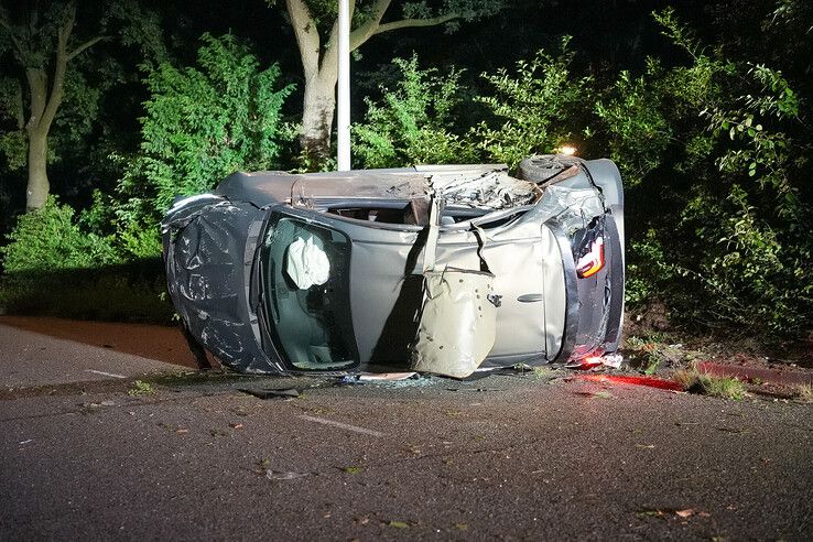 Auto vliegt uit bocht en slaat over de kop in Zwolle, bestuurder gewond