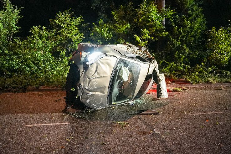 Auto vliegt uit bocht en slaat over de kop in Zwolle, bestuurder gewond