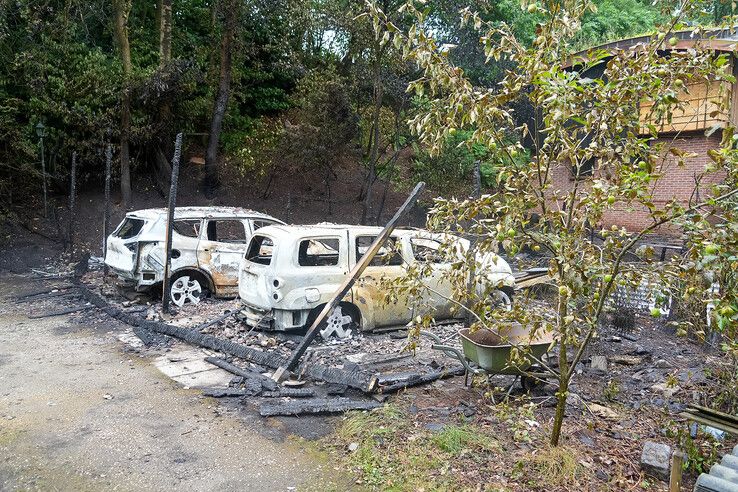 In beeld: Woning onbewoonbaar na vlammenzee in Dalfsen, carports en auto’s verwoest