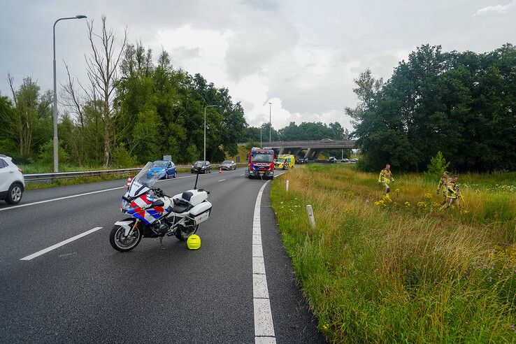 Een automobiliste vloog uit de bocht op knooppunt Hattemerbroek.