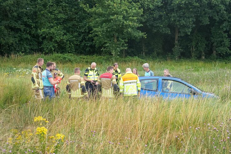 Auto vliegt uit de bocht bij knooppunt Hattemerbroek