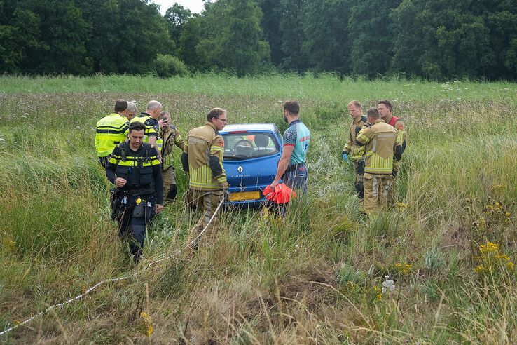 Auto vliegt uit de bocht bij knooppunt Hattemerbroek