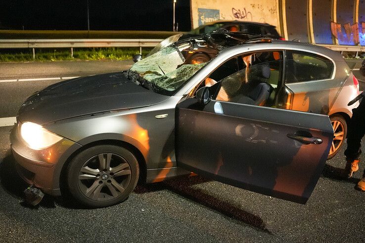 De fors beschadigde auto na de botsing met de koe op A28 bij Zwolle.