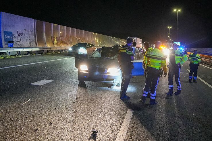 Koe dood na aanrijding op A28 bij Zwolle, automobilist raakt gewond