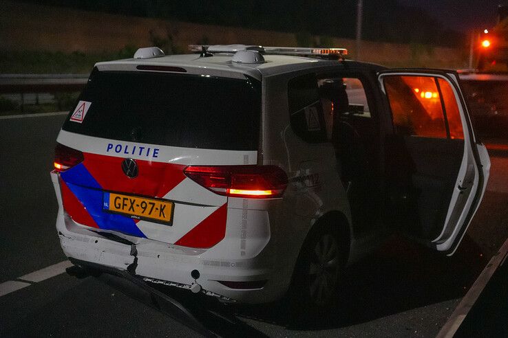 De aangereden politiewagen op de A28 in Zwolle.