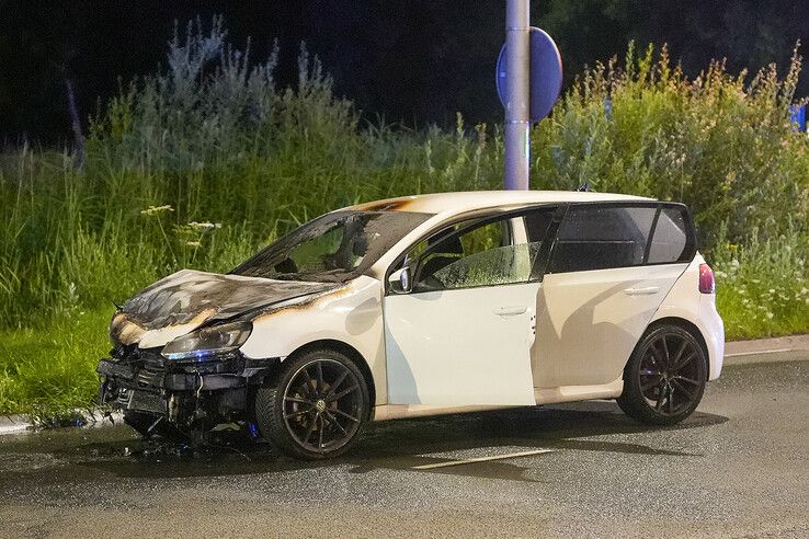 De uitgebrande vluchtauto op de Ceintuurbaan in Zwolle.