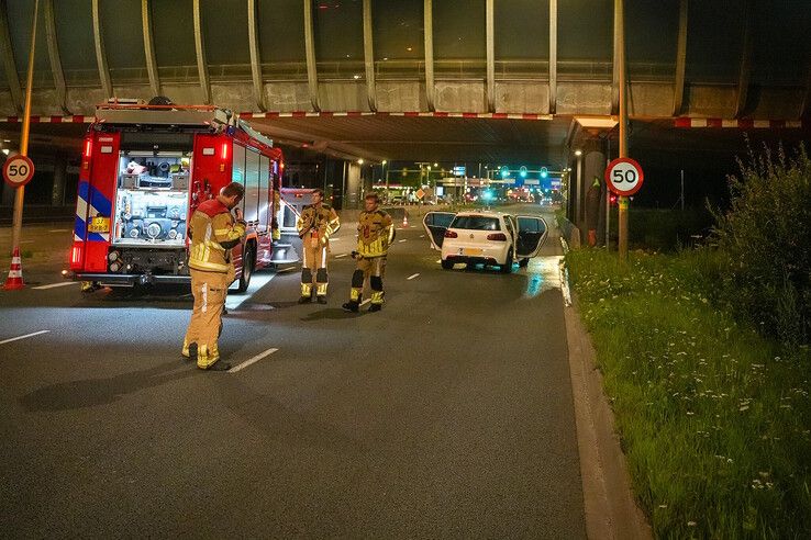 Chaos op A28 bij Zwolle: politieauto geramd, vluchtauto vliegt in brand op Ceintuurbaan
