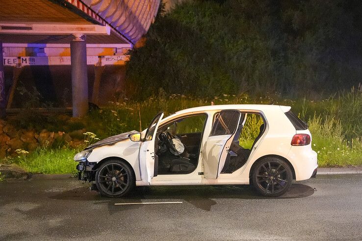Chaos op A28 bij Zwolle: politieauto geramd, vluchtauto vliegt in brand op Ceintuurbaan