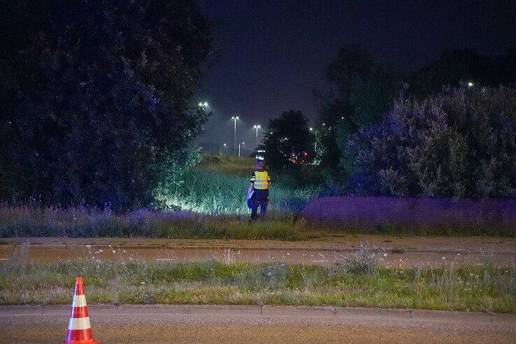 Chaos op A28 bij Zwolle: politieauto geramd, vluchtauto vliegt in brand op Ceintuurbaan