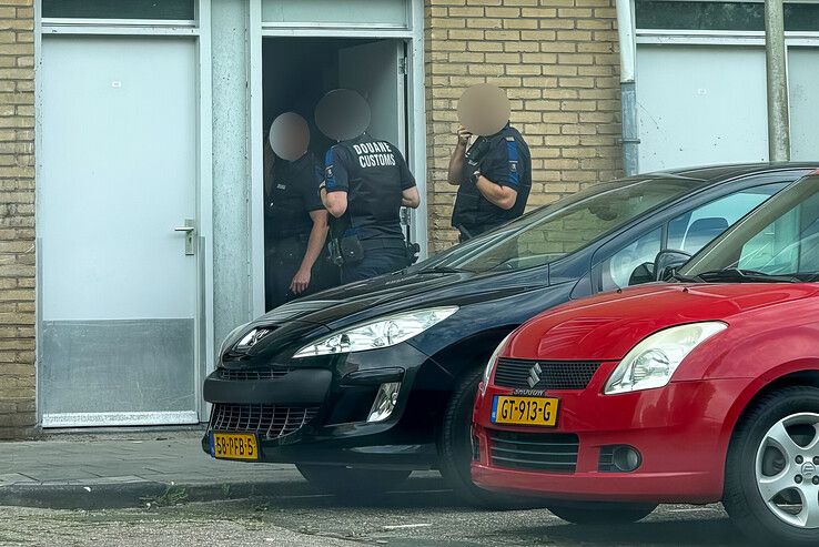 Het douaneteam bij de berging aan de Wortmanstraat in Kampen.