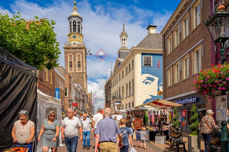 In beeld: Kamper Ui(t)dagen van start met muziek, braderie en een koe aan de toren