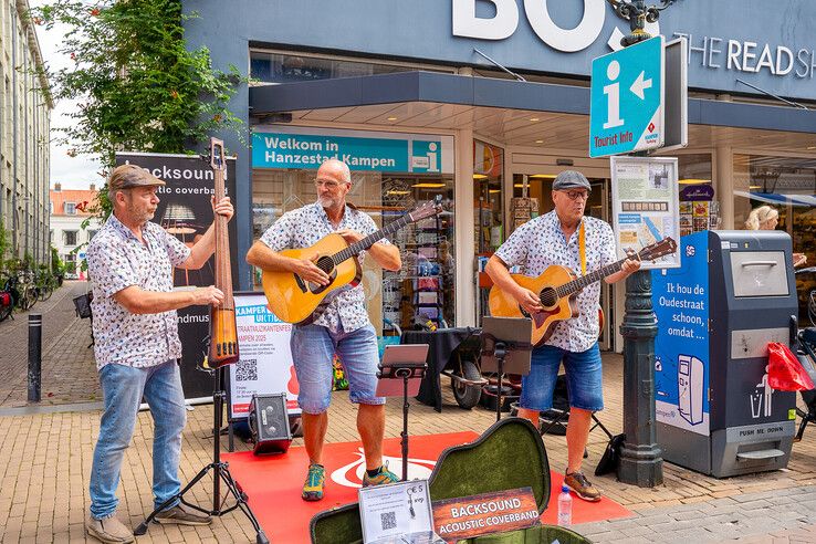 In beeld: Kamper Ui(t)dagen van start met muziek, braderie en een koe aan de toren