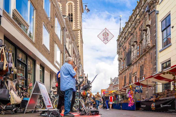 In beeld: Kamper Ui(t)dagen van start met muziek, braderie en een koe aan de toren