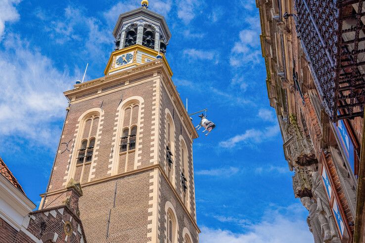 In beeld: Kamper Ui(t)dagen van start met muziek, braderie en een koe aan de toren