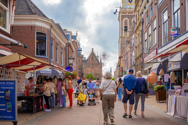In beeld: Kamper Ui(t)dagen van start met muziek, braderie en een koe aan de toren