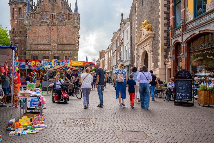 In beeld: Kamper Ui(t)dagen van start met muziek, braderie en een koe aan de toren