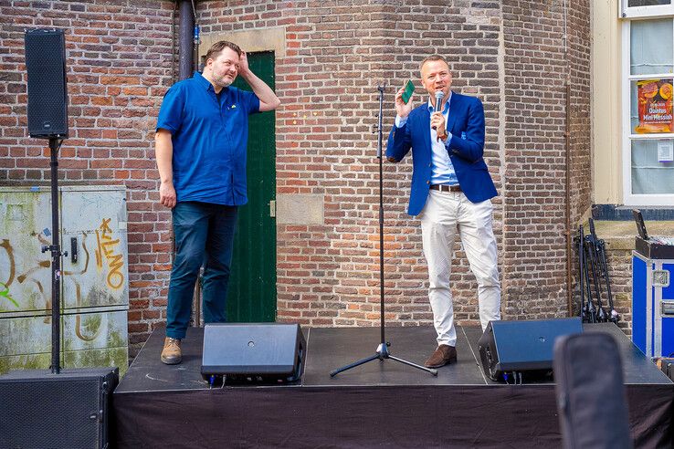 In beeld: Kamper Ui(t)dagen van start met muziek, braderie en een koe aan de toren