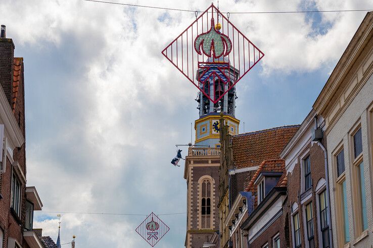 In beeld: Kamper Ui(t)dagen van start met muziek, braderie en een koe aan de toren
