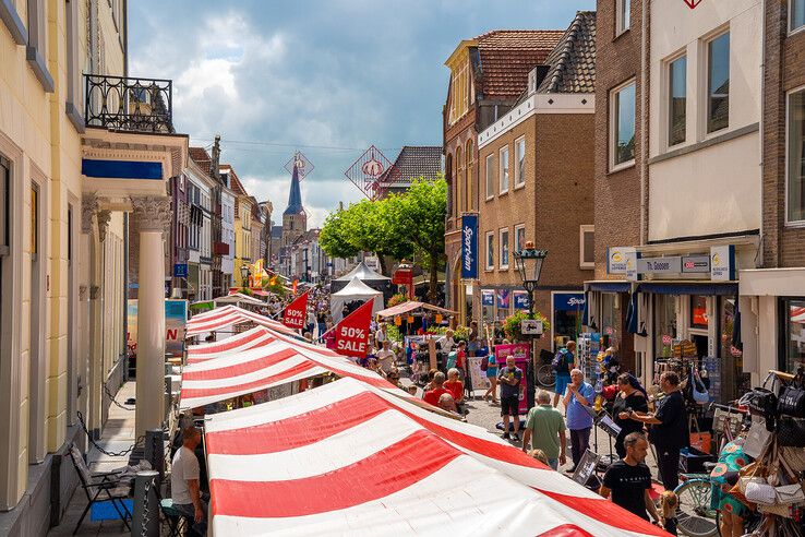 In beeld: Kamper Ui(t)dagen van start met muziek, braderie en een koe aan de toren